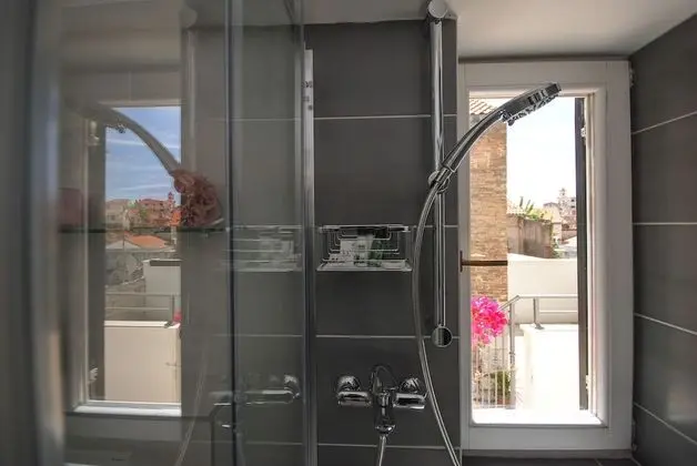 Deluxe Tek Büyük veya İki Ayrı Yataklı Oda, Banyolu/Duşlu, Şehir Manzaralı (DELUXE)