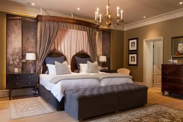 Luxury Oda