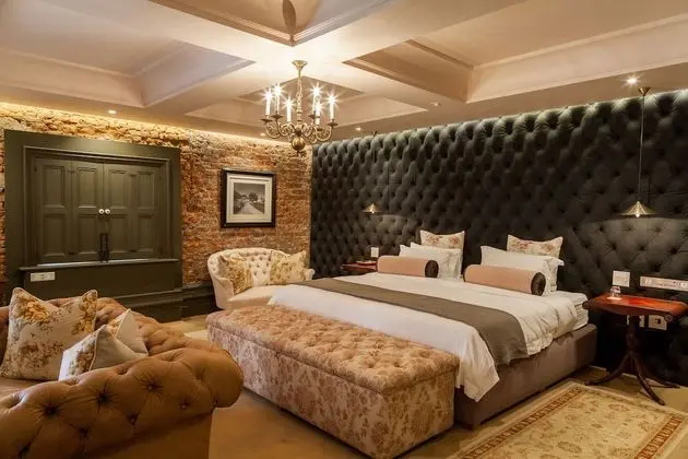 Luxury Oda
