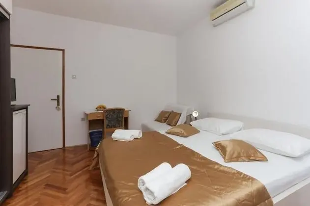 Stüdyo (Studio Apartment with Balcony and Sea)