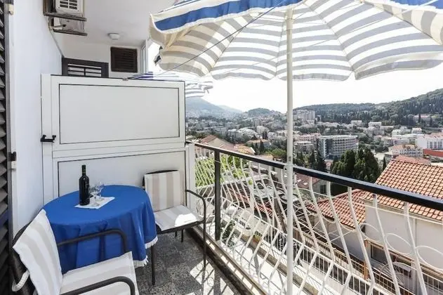 Tek Büyük Yataklı Oda (Double Room with Balcony and Sea View)