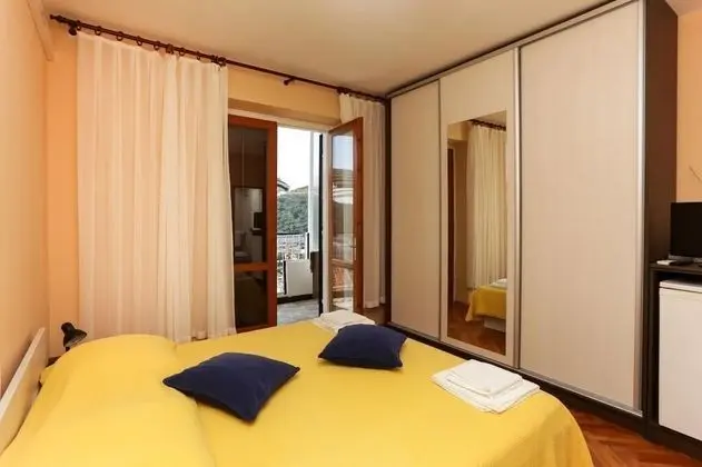 Tek Büyük Yataklı Oda (Double Room with Balcony and Sea View)