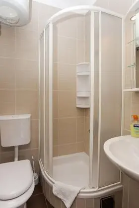 Tek Büyük Yataklı Oda (Double Room with Balcony and Sea View)