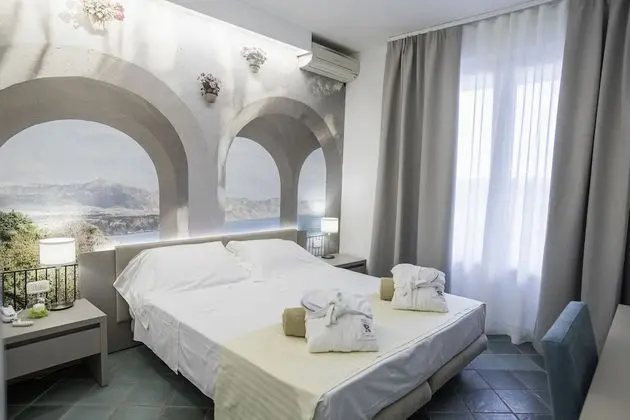 Tek Büyük Yataklı Oda, Balkon, Liman Manzaralı