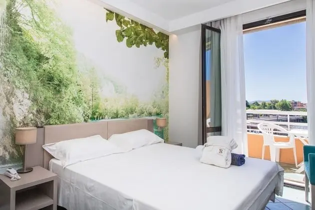 Tek Büyük Yataklı Oda, Balkon, Liman Manzaralı