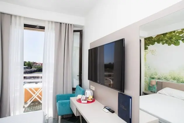 Tek Büyük Yataklı Oda, Balkon, Liman Manzaralı