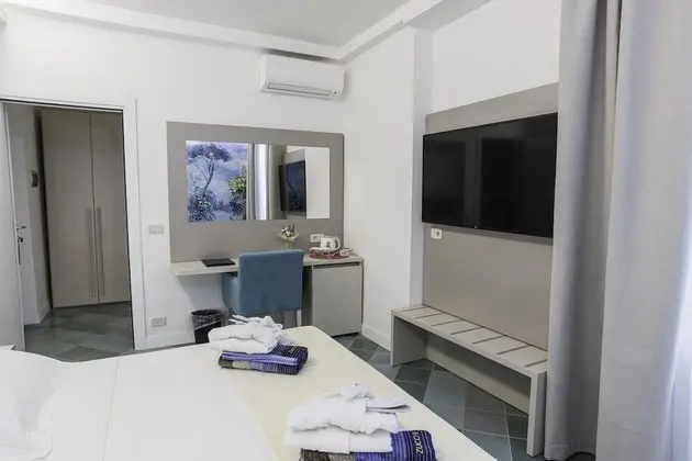 Tek Büyük Yataklı Oda, Balkon, Liman Manzaralı