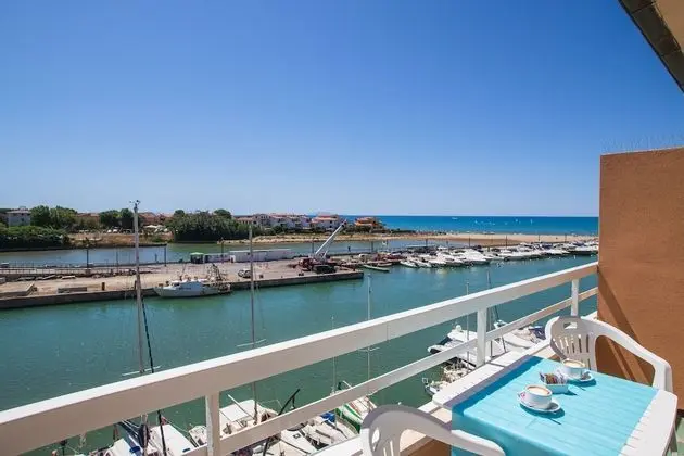 Tek Büyük Yataklı Oda, Balkon, Liman Manzaralı