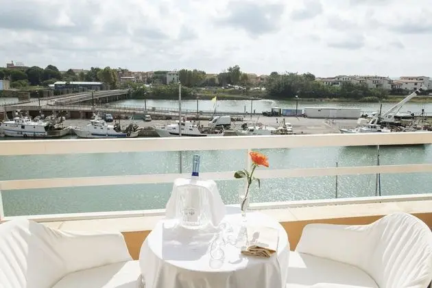 Tek Büyük Yataklı Oda, Balkon, Liman Manzaralı