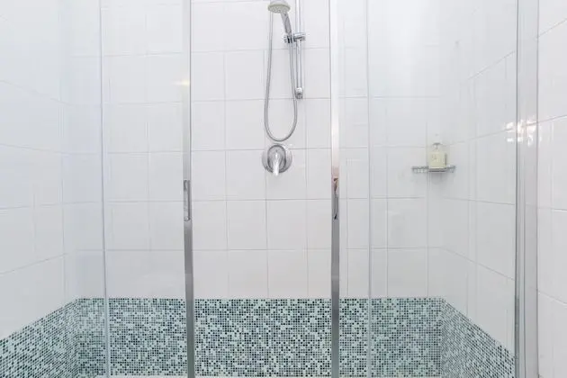 Tek Büyük Yataklı Oda, Balkon, Liman Manzaralı