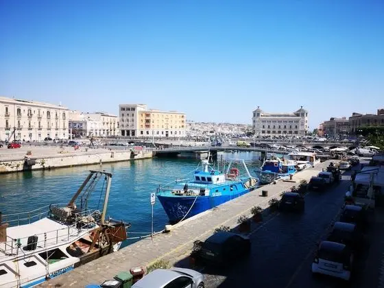 Tek Büyük veya İki Ayrı Yataklı Oda, Balkon, Deniz Manzaralı