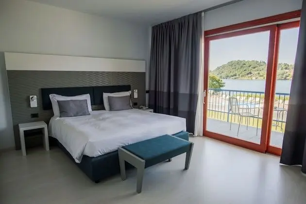 Tek Büyük veya İki Ayrı Yataklı Oda, Göl Manzaralı (No Lift)