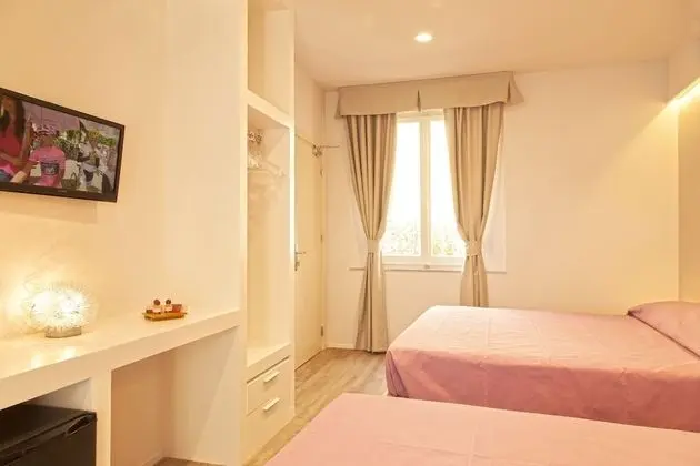 Tek Büyük veya İki Ayrı Yataklı Oda, Balkon, Deniz Manzaralı