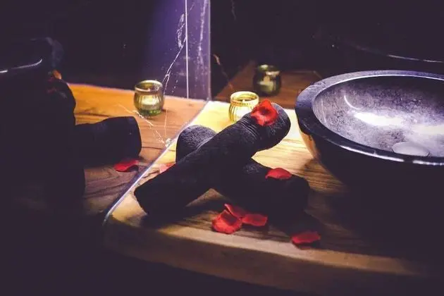 Tek Büyük Yataklı Oda, Sıcak Su Havuzu