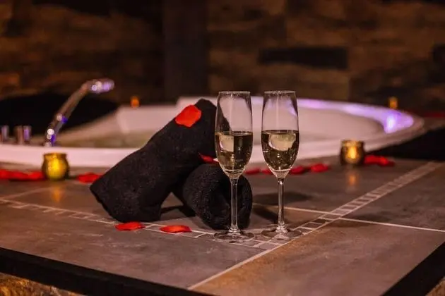 Tek Büyük Yataklı Oda, Sıcak Su Havuzu