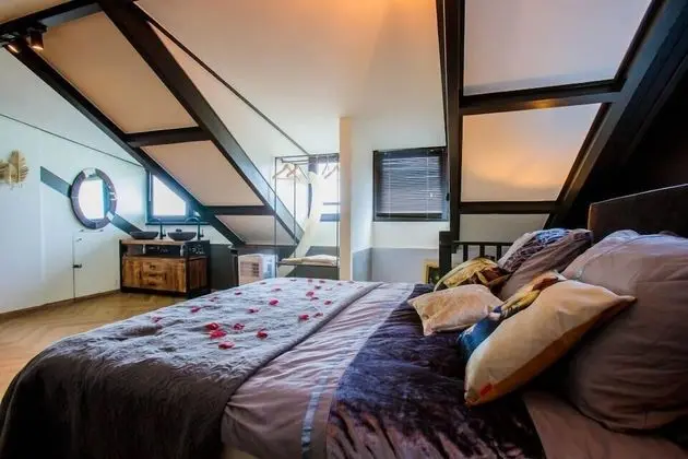 Tek Büyük Yataklı Oda, Sıcak Su Havuzu