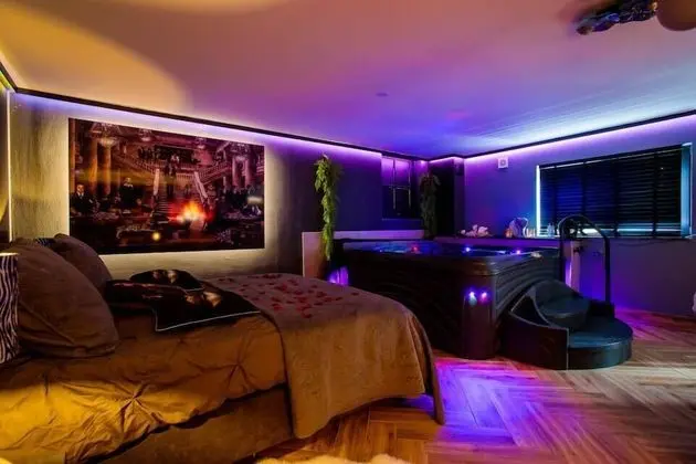 Tek Büyük Yataklı Oda, Sıcak Su Havuzu