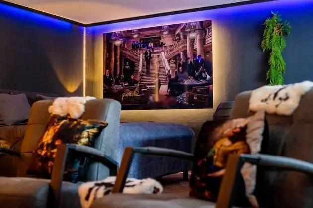 Tek Büyük Yataklı Oda, Sıcak Su Havuzu