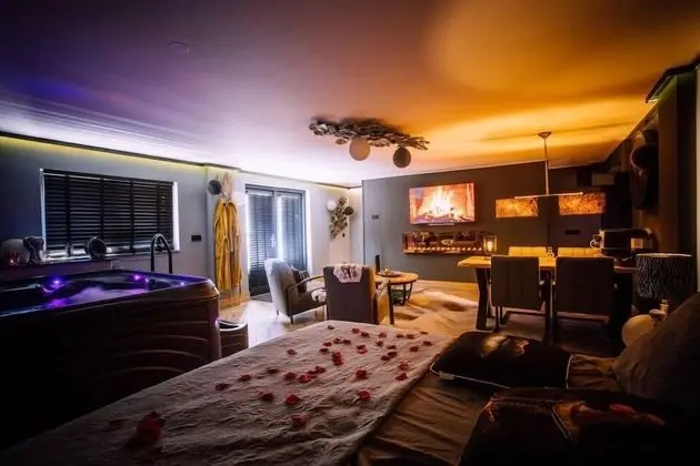 Tek Büyük Yataklı Oda, Sıcak Su Havuzu