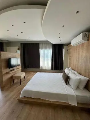 Deluxe Oda, Havuz ve Bahçe Manzaralı, 2. Kat Balkonlu