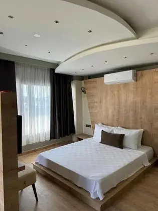 Deluxe Oda, Havuz ve Bahçe Manzaralı, 2. Kat Balkonlu
