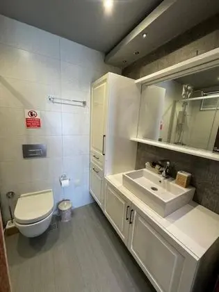 Deluxe Oda, Havuz ve Bahçe Manzaralı, 2. Kat Balkonlu