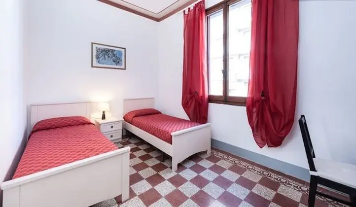 Tek Büyük veya İki Ayrı Yataklı Oda, Ortak Banyo