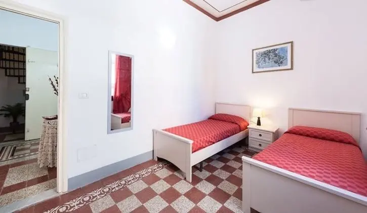 Tek Büyük veya İki Ayrı Yataklı Oda, Ortak Banyo