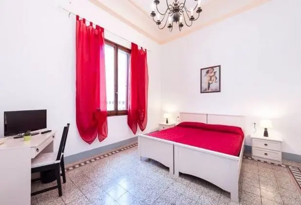 Tek Büyük veya İki Ayrı Yataklı Oda, Ortak Banyo