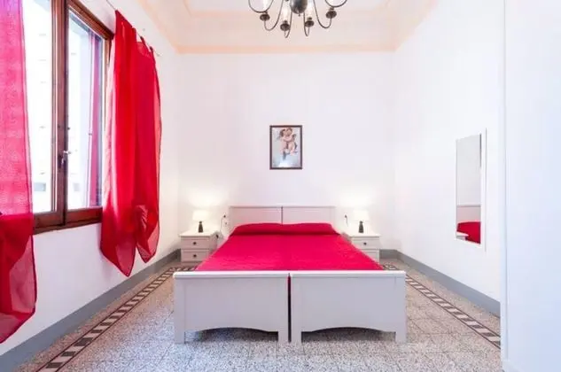 Tek Büyük veya İki Ayrı Yataklı Oda, Ortak Banyo