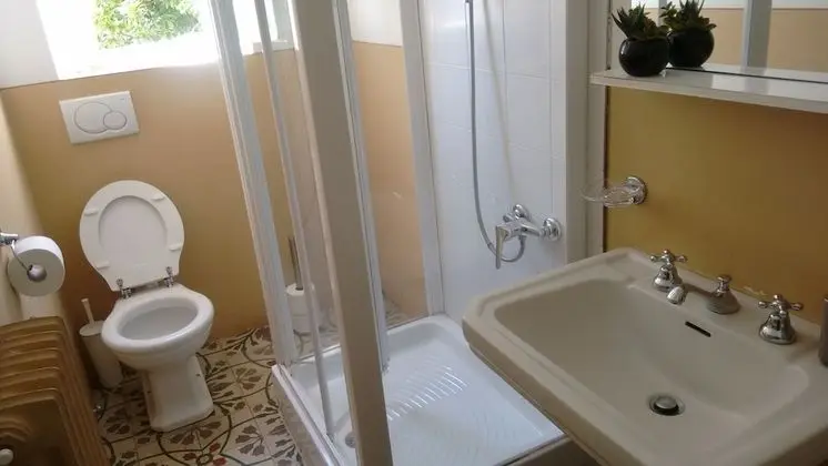Tek Büyük veya İki Ayrı Yataklı Oda, Ortak Banyo