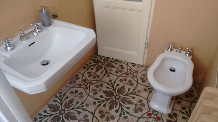 Tek Büyük veya İki Ayrı Yataklı Oda, Ortak Banyo