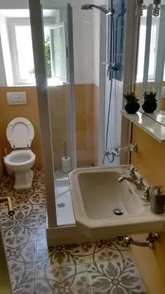 Tek Büyük veya İki Ayrı Yataklı Oda, Ortak Banyo