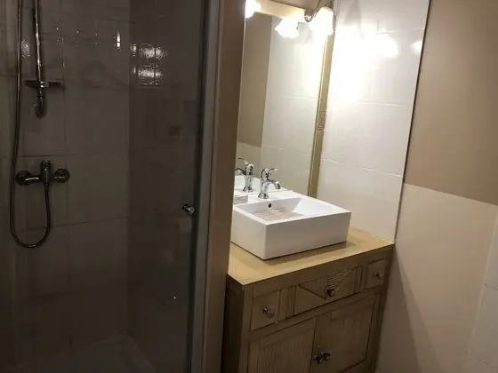 Comfort Üç Kişilik Oda, Banyolu/Duşlu, Avlu Manzaralı (RDC)