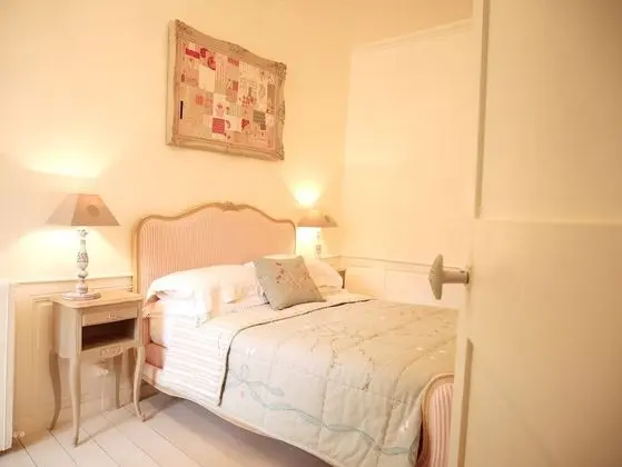 Romantic Oda (The French Room)