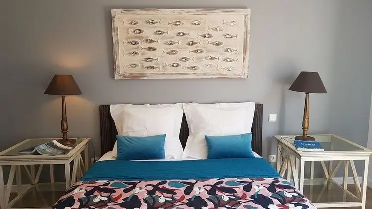 Tek Büyük Yataklı Oda, Havuz Manzaralı (Bois de Santal)