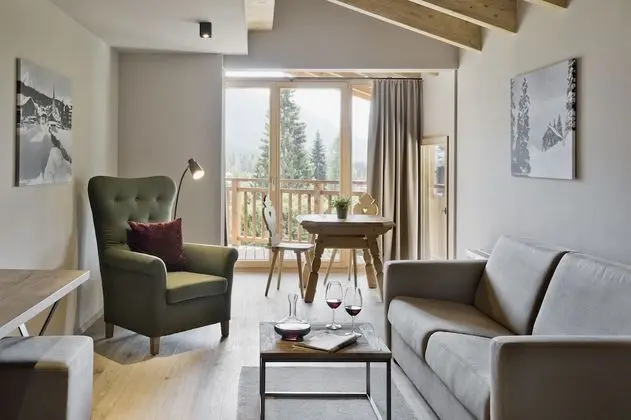 Junior Süit, Balkon