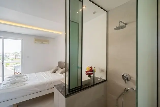 Deluxe Tek Büyük Yataklı Oda, Havuz Manzaralı