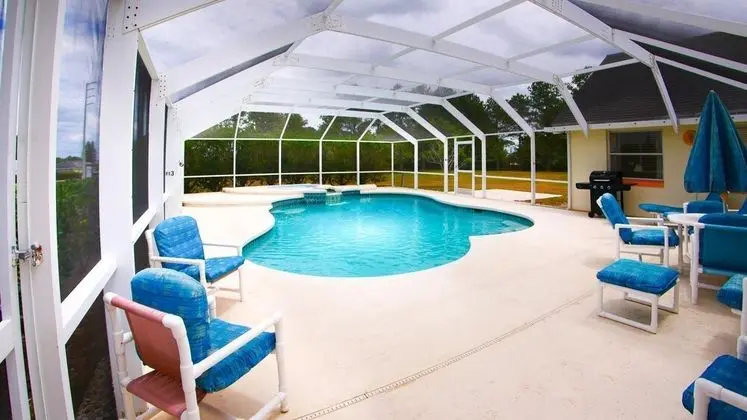 Ev (Large pool with jacuzzi, near the Dis)
