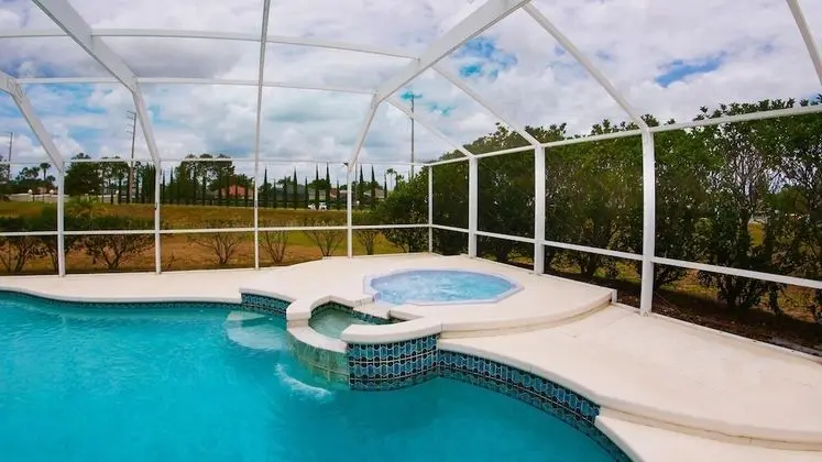 Ev (Large pool with jacuzzi, near the Dis)