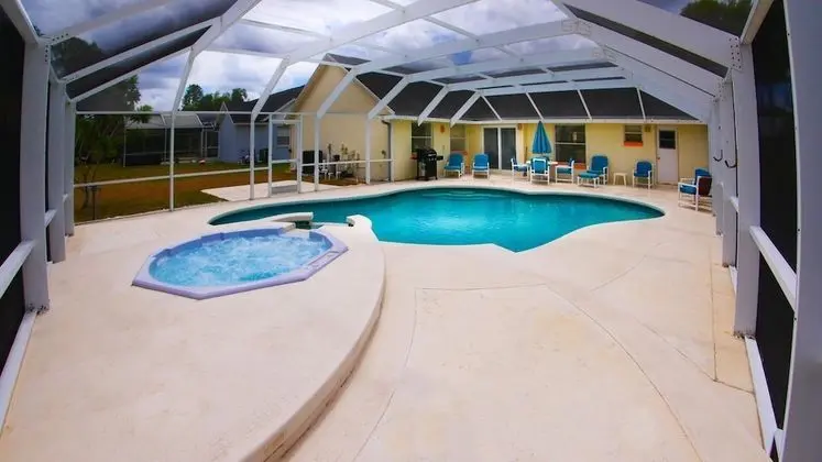 Ev (Large pool with jacuzzi, near the Dis)