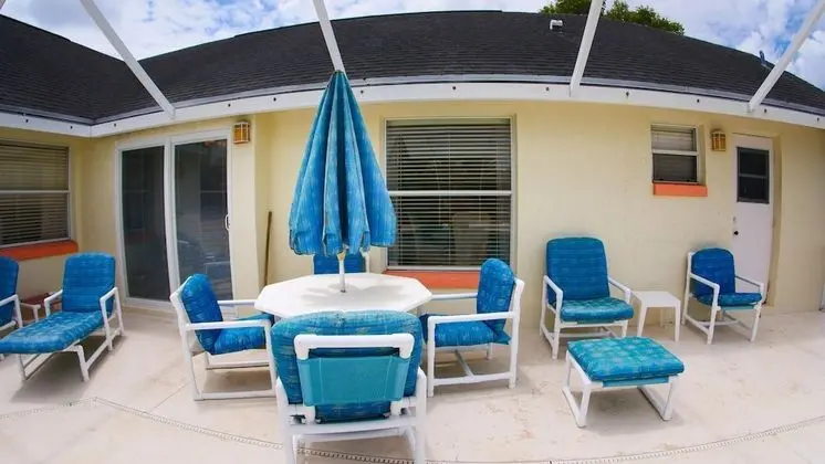 Ev (Large pool with jacuzzi, near the Dis)