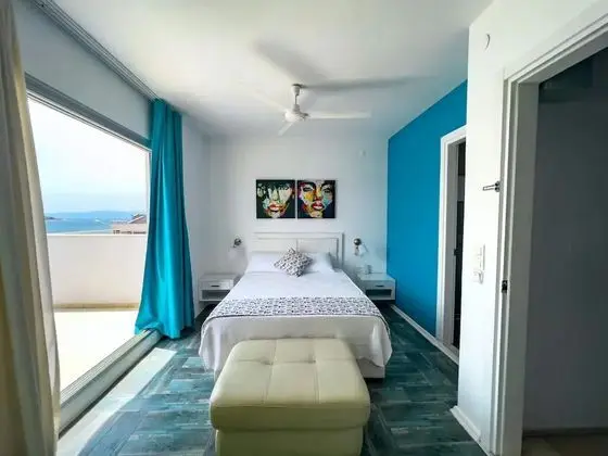Deniz manzaralı Balkonlu Lüks çift kişilik oda