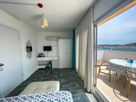 Deniz manzaralı Balkonlu Lüks çift kişilik oda