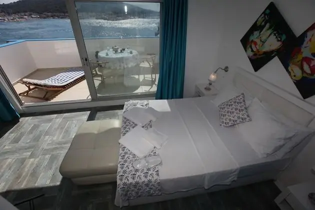 Deniz manzaralı Balkonlu Lüks çift kişilik oda