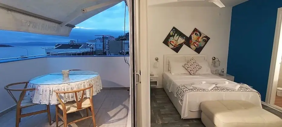Deniz manzaralı Balkonlu Lüks çift kişilik oda