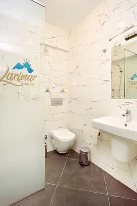 Deluxe Room, Havuz veya Bahçe Manzaralı, Balkonlu