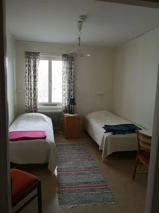 İki Ayrı Yataklı Oda, Ortak Banyo