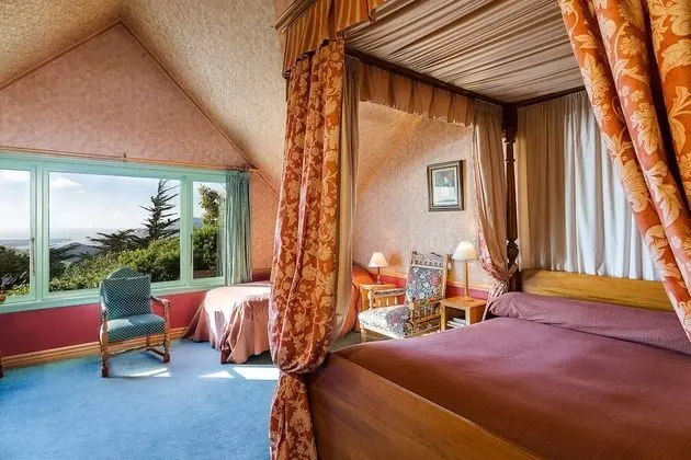Large Lodge Queen Room (includes Entry to Castle & Gardens)