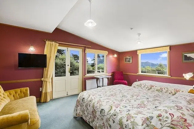 Large Lodge Queen Room (includes Entry to Castle & Gardens)